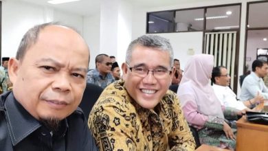 Motivasi Aparatur : Anggota DPRD Kota Bekasi Heri Purnomo (kacamata) bersama ketua DPRD Kota Bekasi H.M Saifudaullah (kiri) memotivasi aparatur di Kota Bekasi agar meningkatkan pelayanan kepada masyarakat Kota Bekasi. (ist)